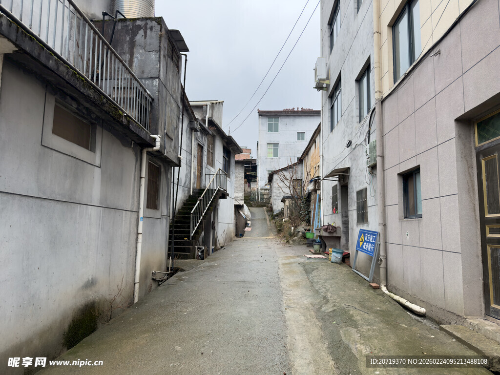 狭窄老旧的居民小巷