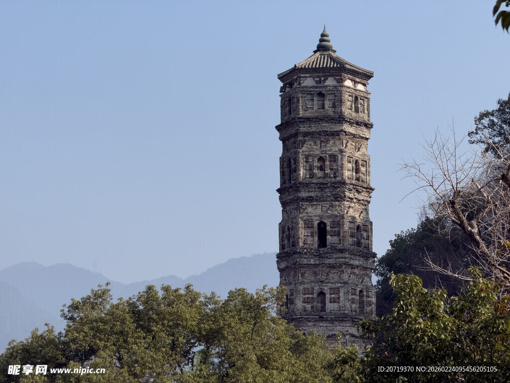 古朴古塔立于葱郁山林间