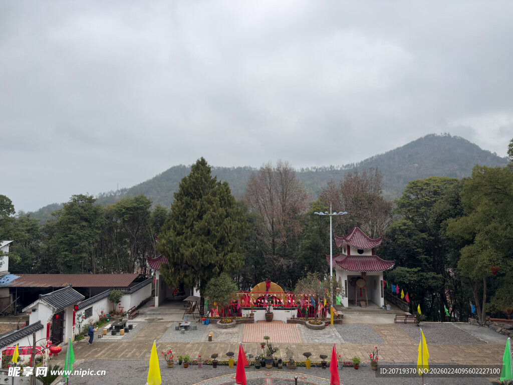 山间寺庙前的多彩景致