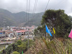 山间村落飘扬多彩旗帜
