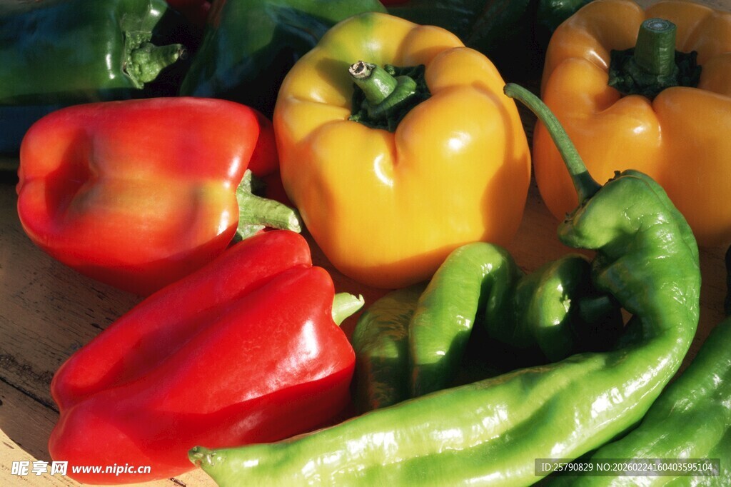 多彩甜椒与青椒的组合