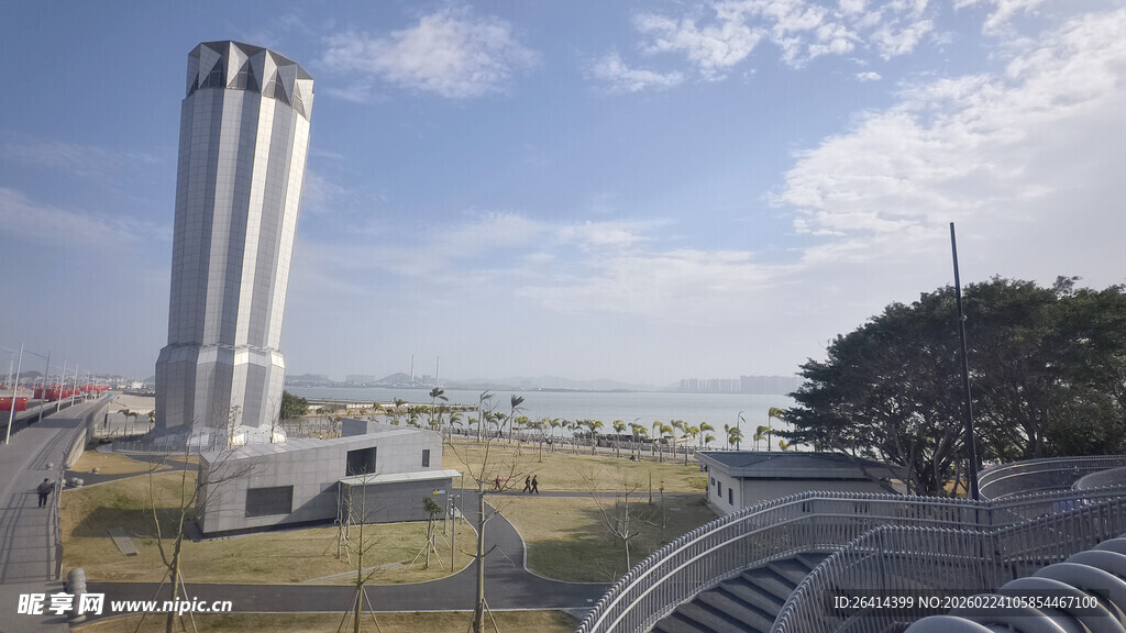 高耸烟囱与开阔户外景观