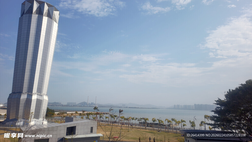 高耸建筑与开阔海景