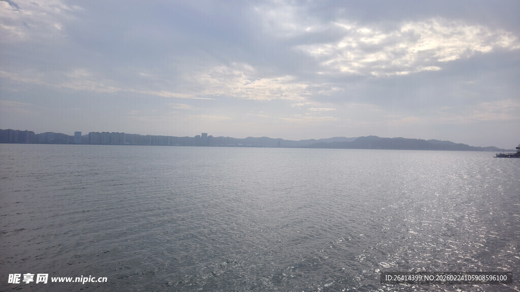 宁静湖面与远处天际线