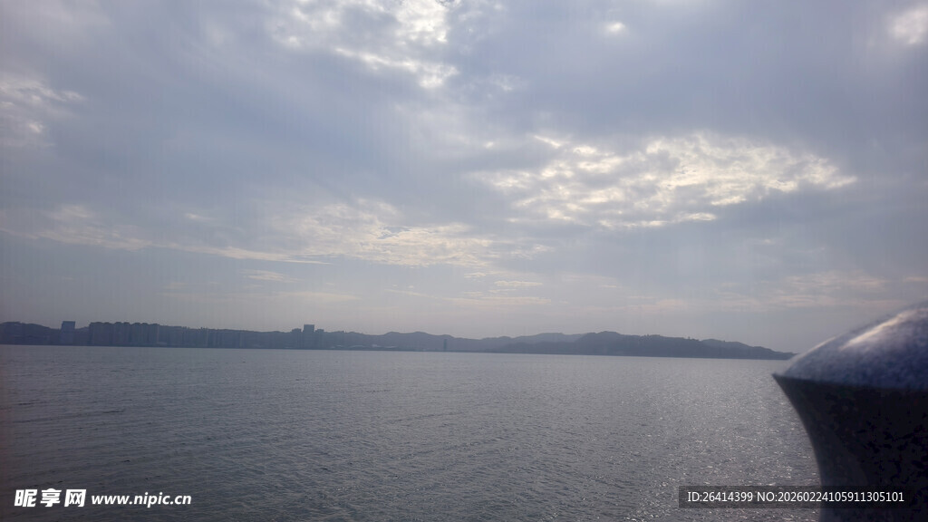 湖面风光与远处天际线