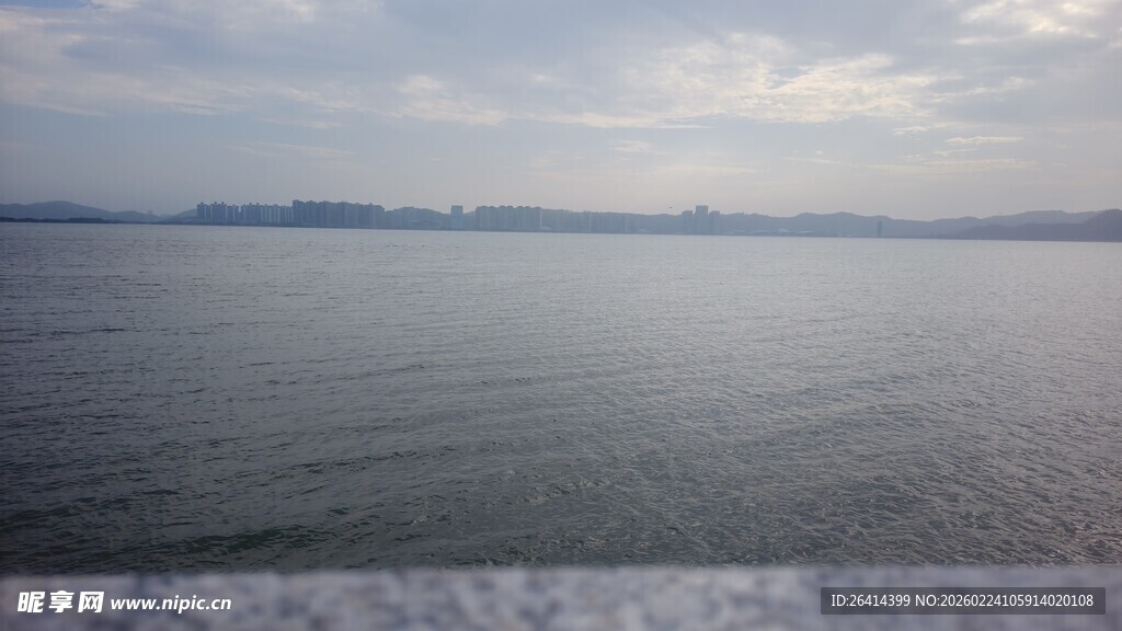 宁静湖面与远处天际线