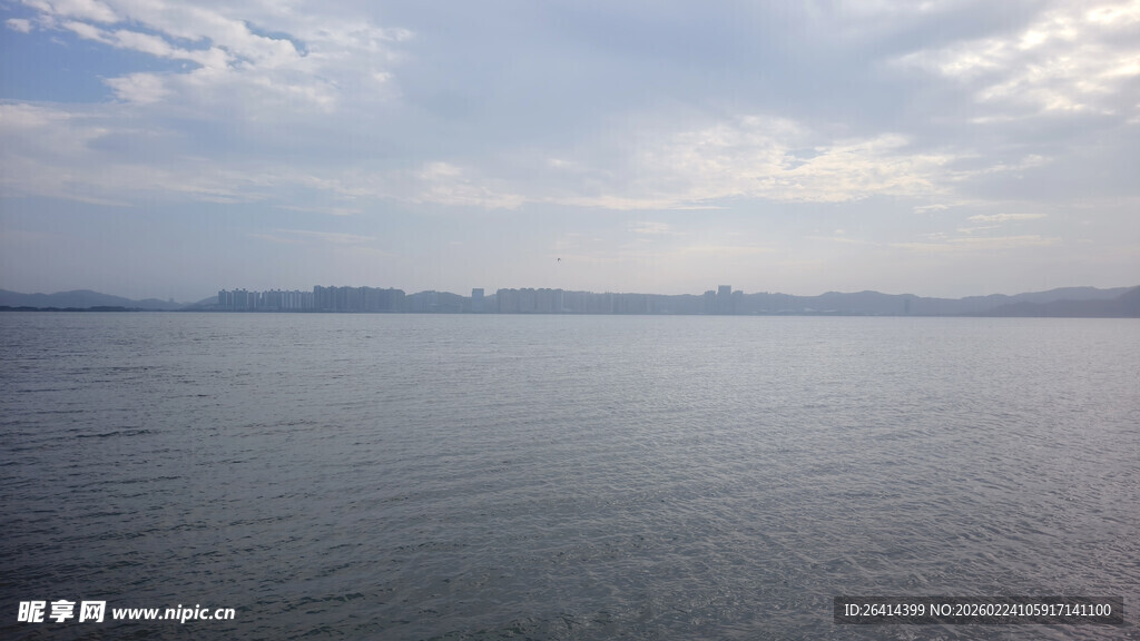 广阔海面与天际线景观
