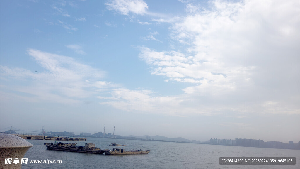 江边蓝天与船只美景