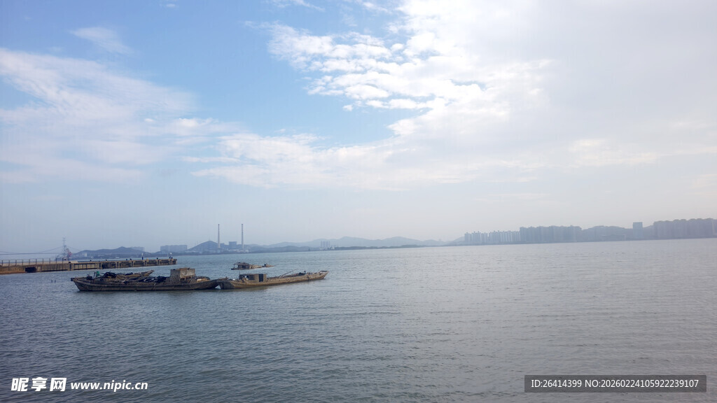 海上风光船只点缀天际