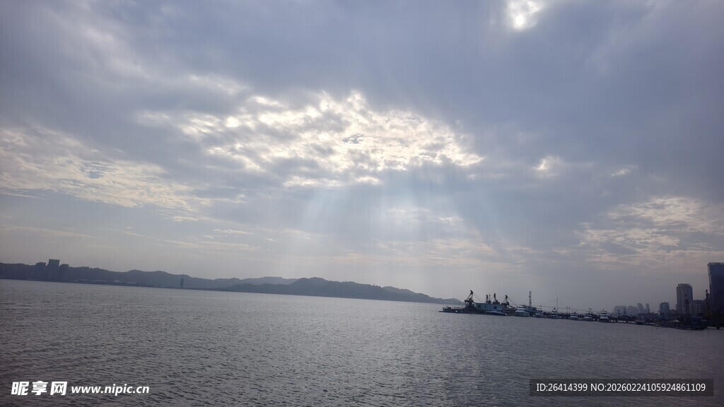 湖畔天空阳光穿透云层
