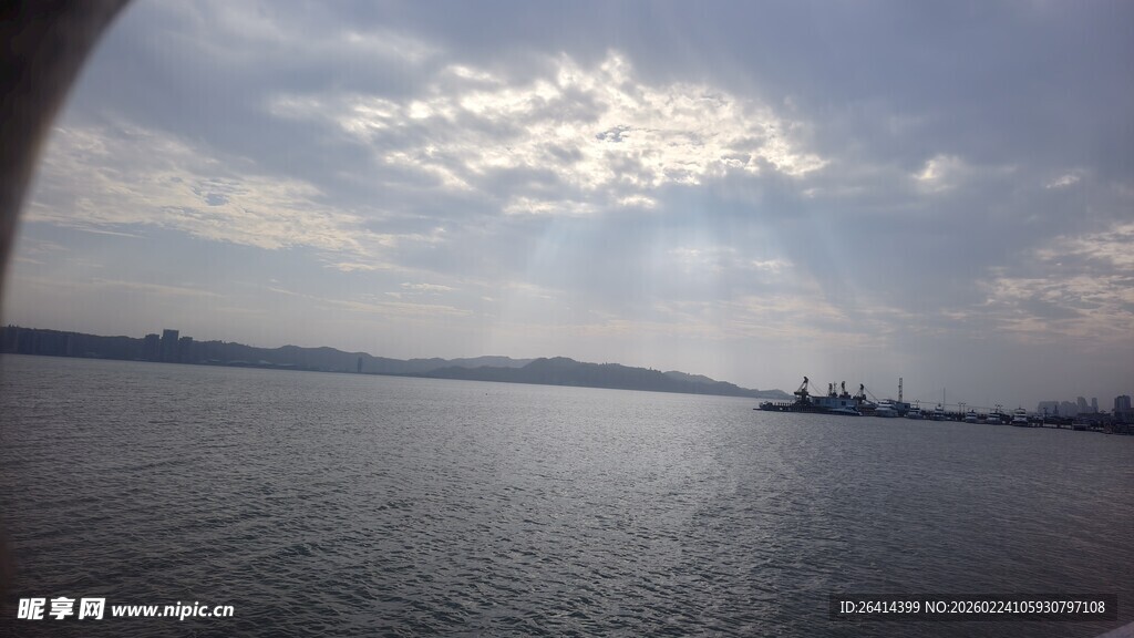 海上阳光穿透云层美景