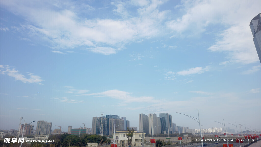 城市天际线与蓝天白云