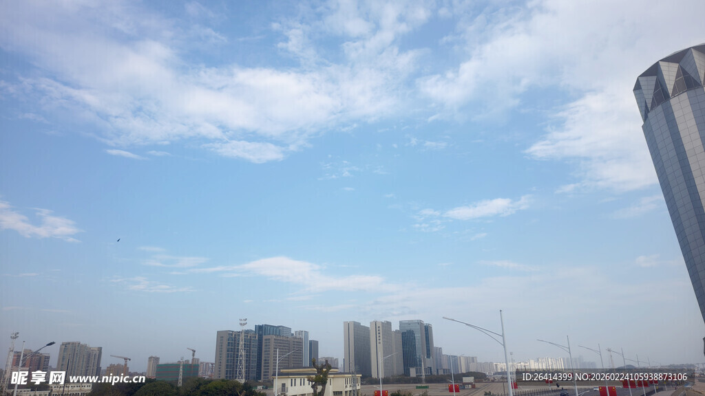 城市天际线与蓝天白云