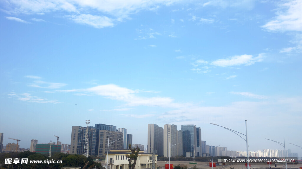 城市天际线蓝天白云相伴