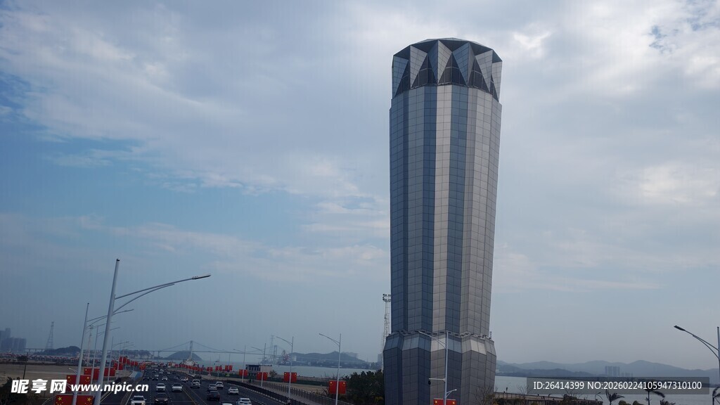 高耸入云的现代化摩天大楼