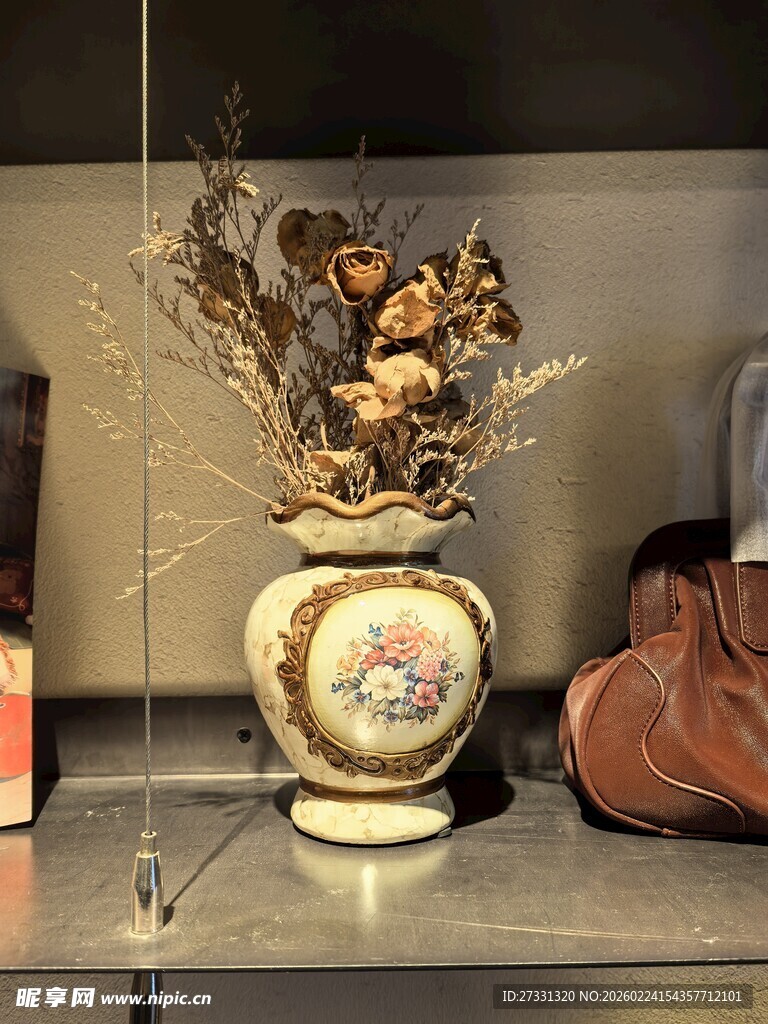 古典花瓶与装饰摆件展示