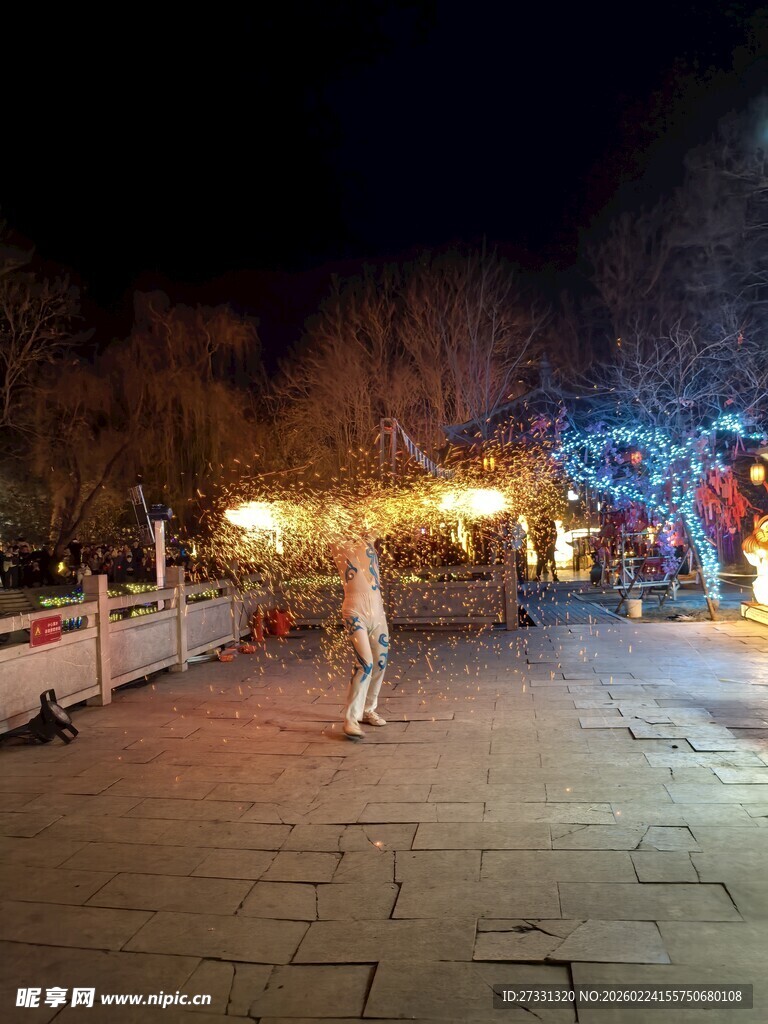 夜晚广场的璀璨灯光景观