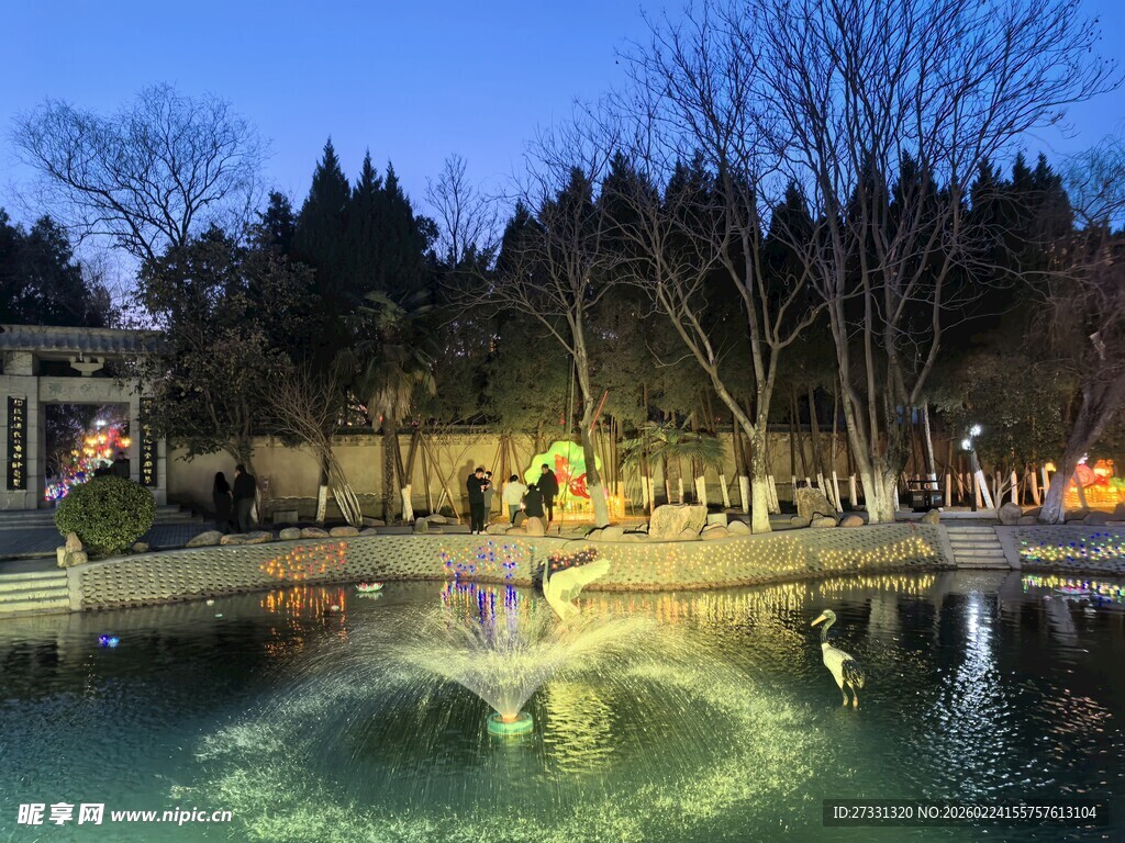 湖畔夜景喷泉景观