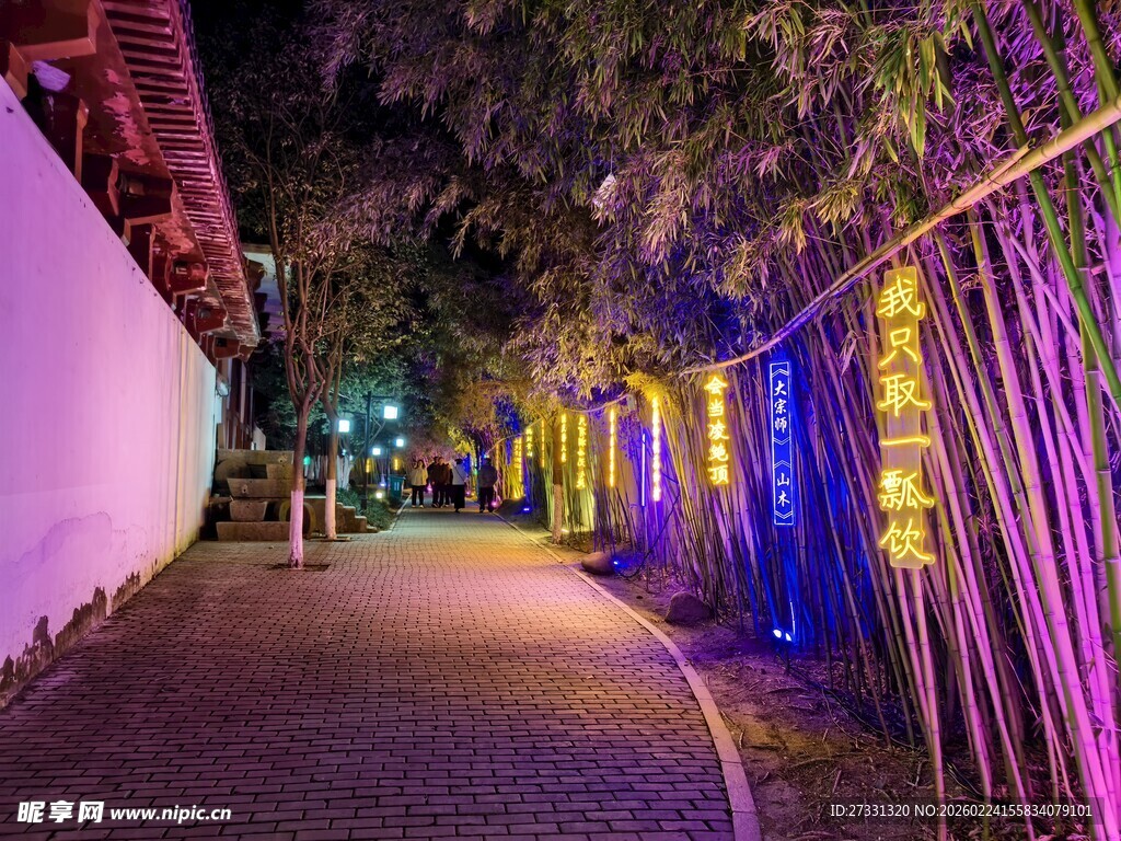 夜间彩色灯光装饰的小巷