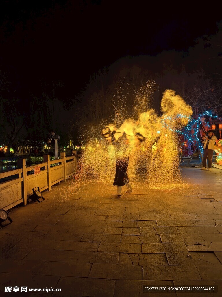 夜晚喷泉处的光影舞动