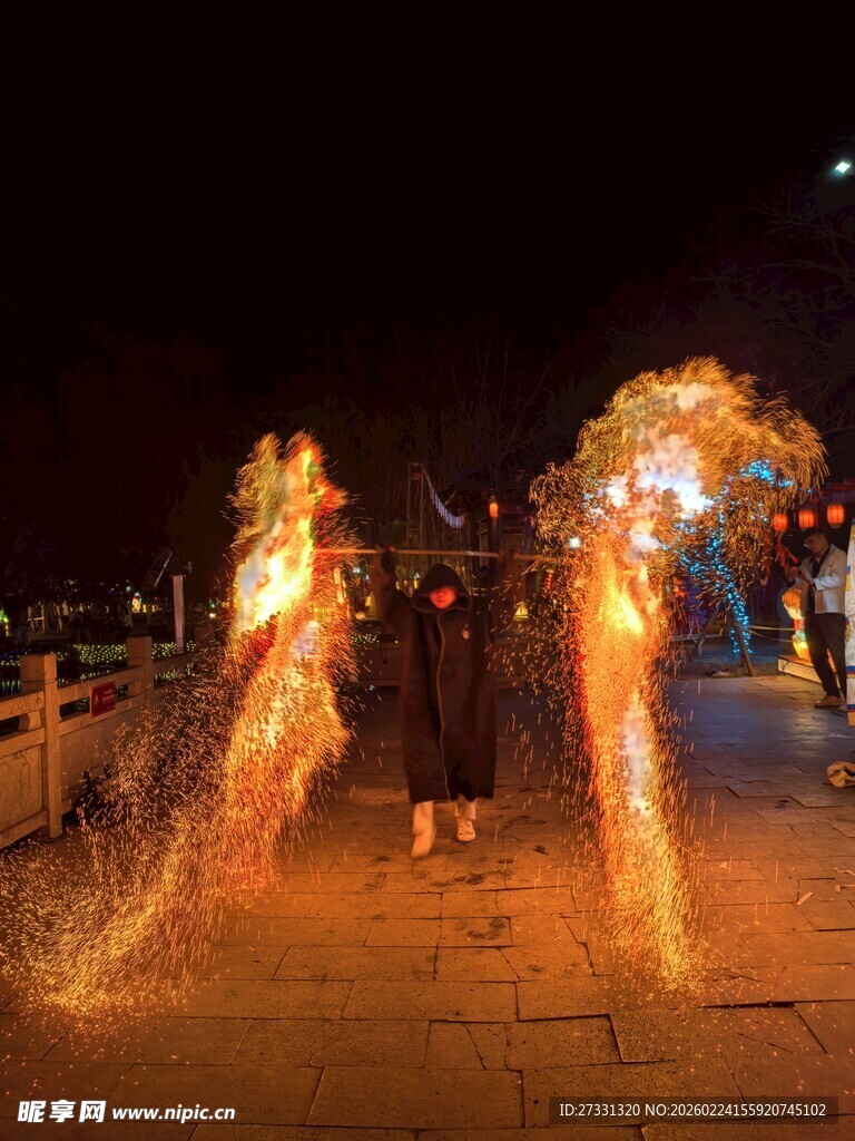 夜空中舞动的绚烂烟花秀