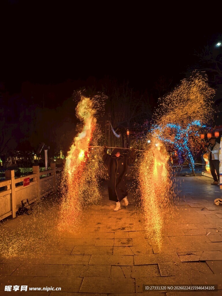 夜间精彩的火焰表演