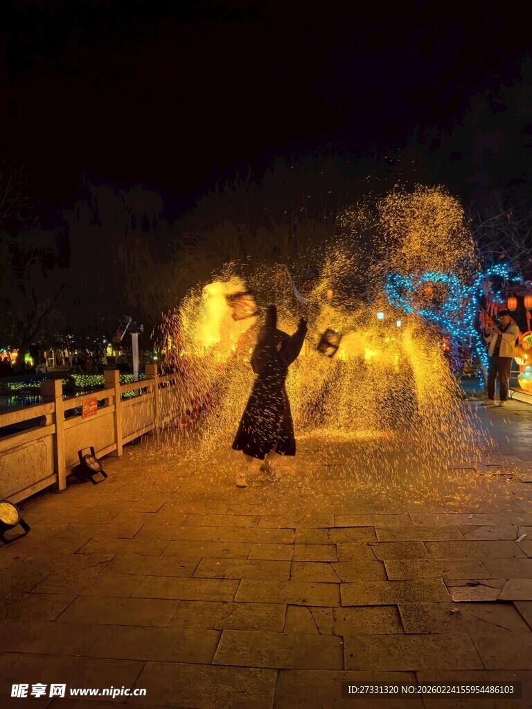 夜中舞者洒出绚丽光雾