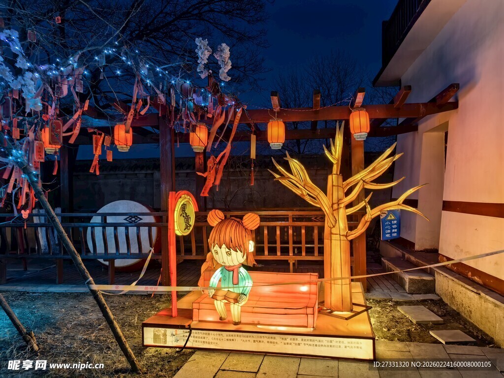 古景夜下的温馨人物场景