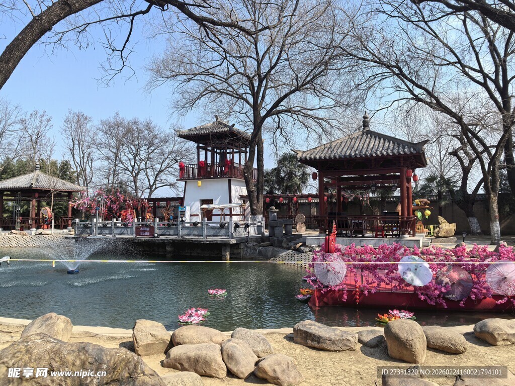 中式园林湖畔景致