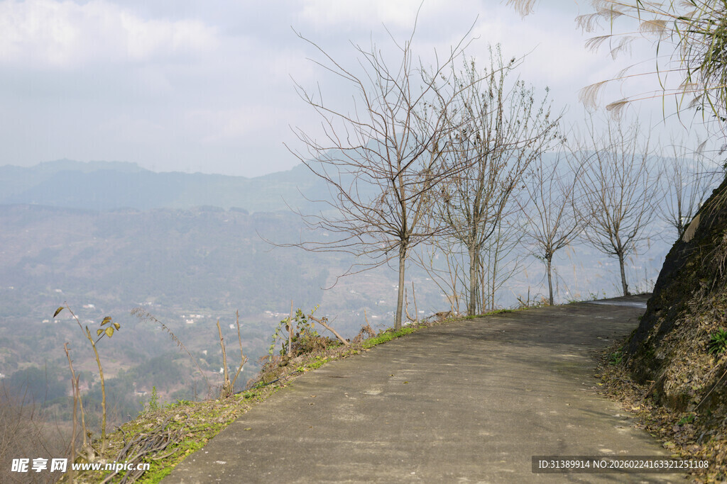 山间小径 远眺朦胧景致