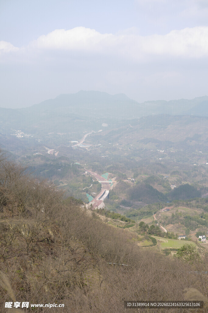 山间远景俯瞰秀丽风光