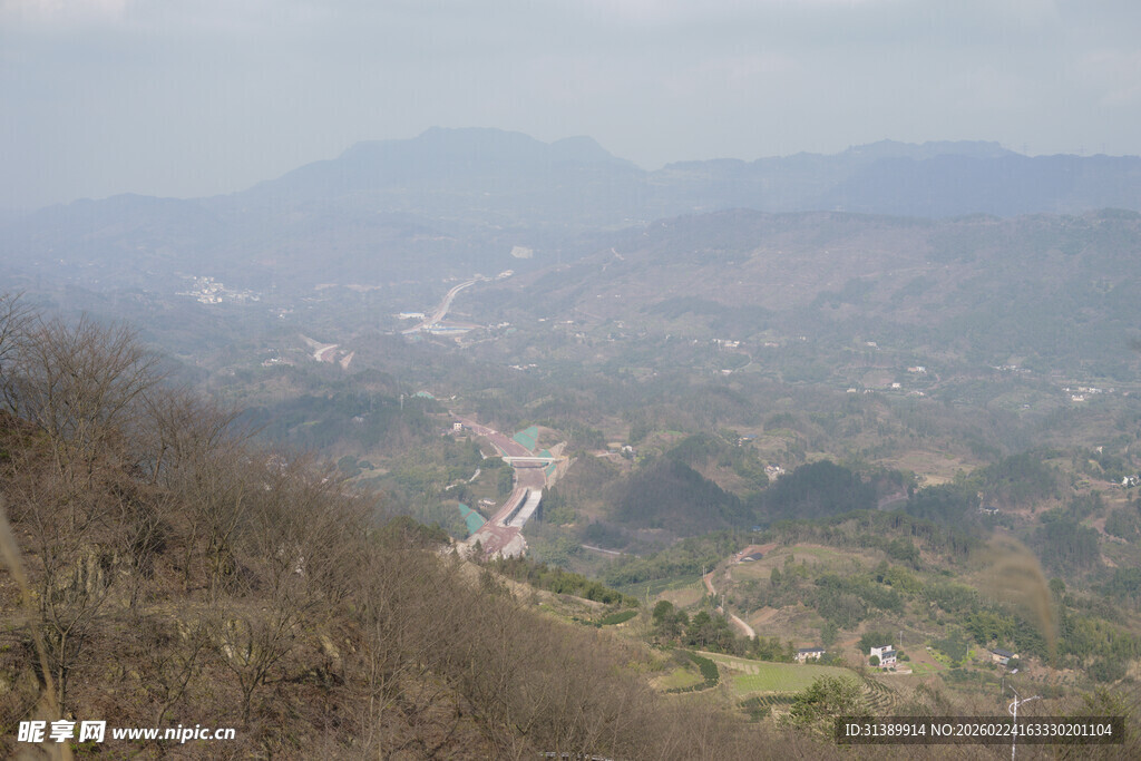 山间远景 绿意盎然的风光