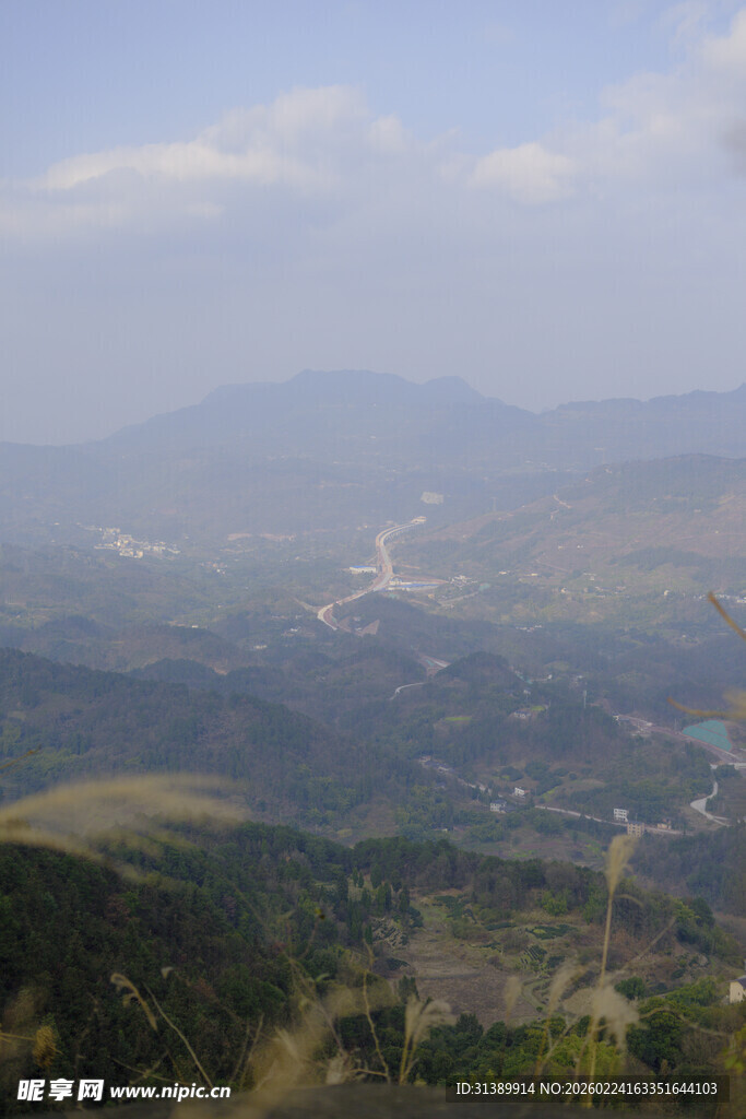 山间远景 朦胧秀丽风光