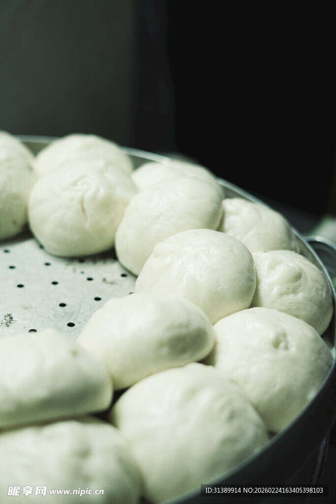 蒸笼里的蓬松白馒头