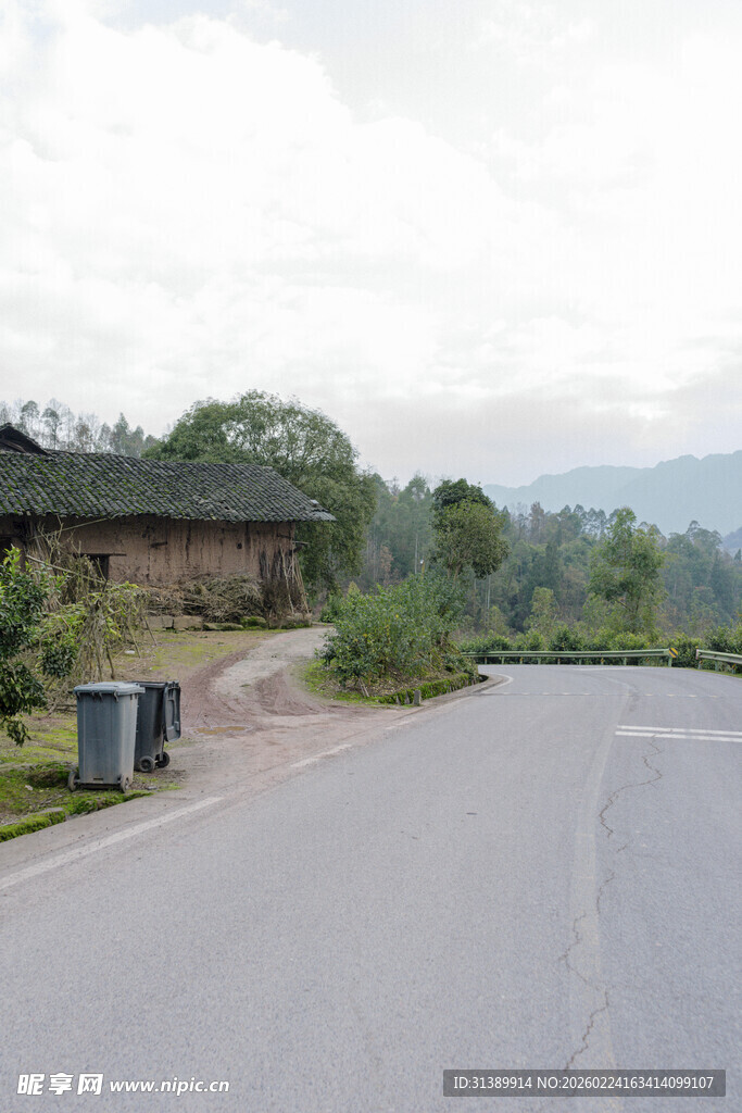 乡村公路旁的古朴建筑