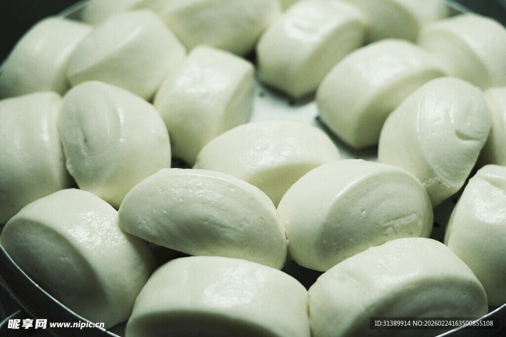 新鲜白馒头整齐摆放