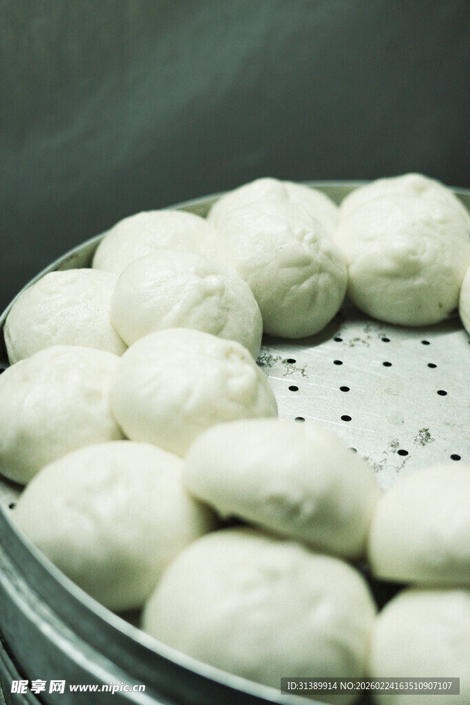 蒸笼里的美味白胖包子