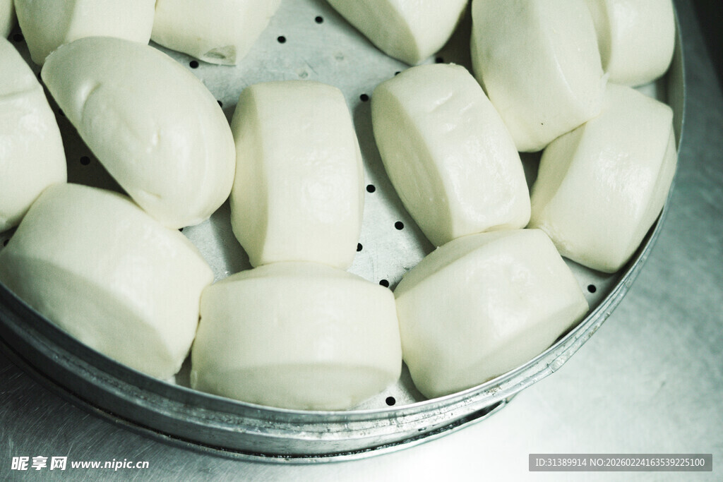 蒸笼里的白胖大馒头