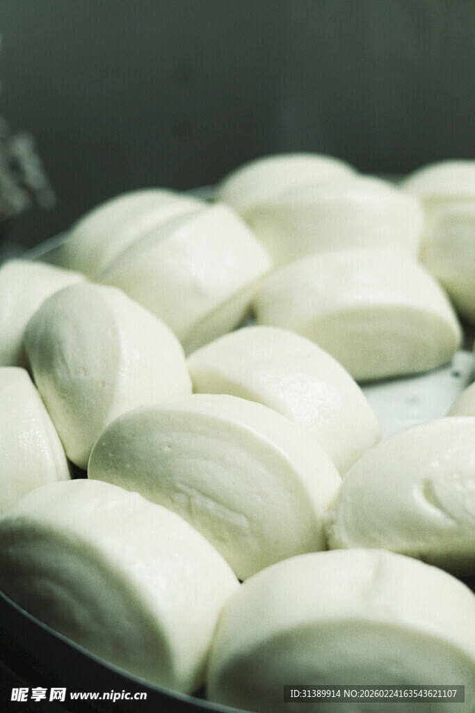 新鲜出锅的美味白馒头