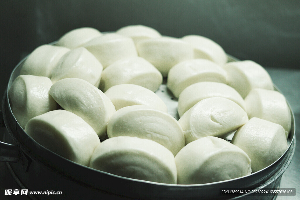 蒸笼里的美味白馒头