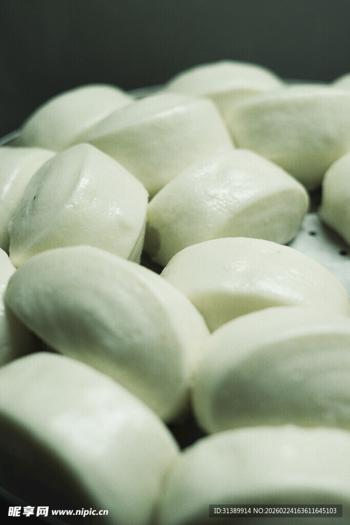 新鲜白馒头整齐摆放