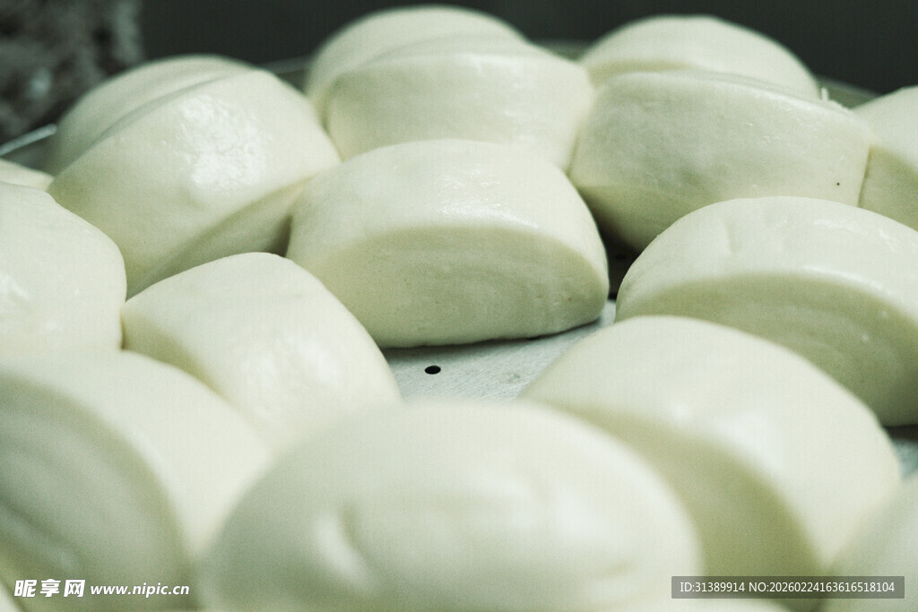 新鲜出锅的美味白馒头