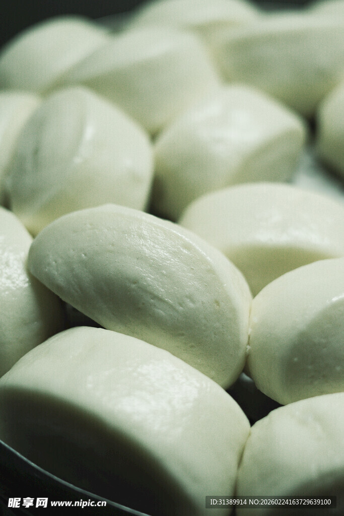 新鲜白馒头整齐摆放