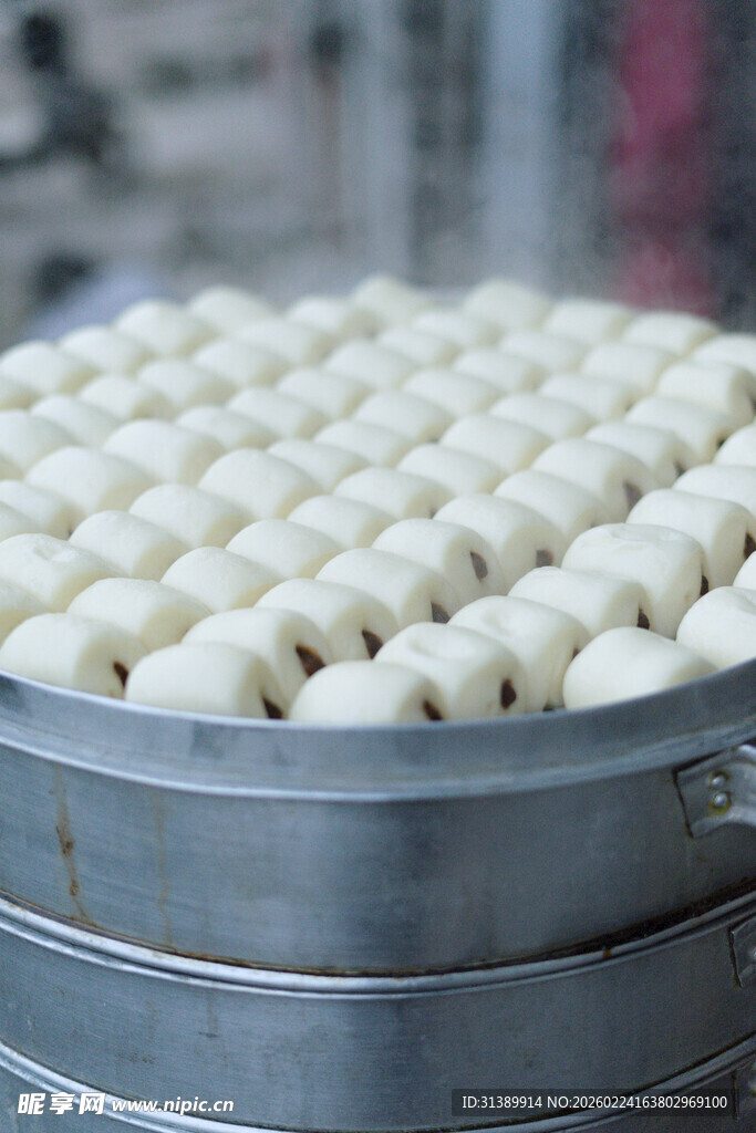 蒸笼里的美味白胖包子