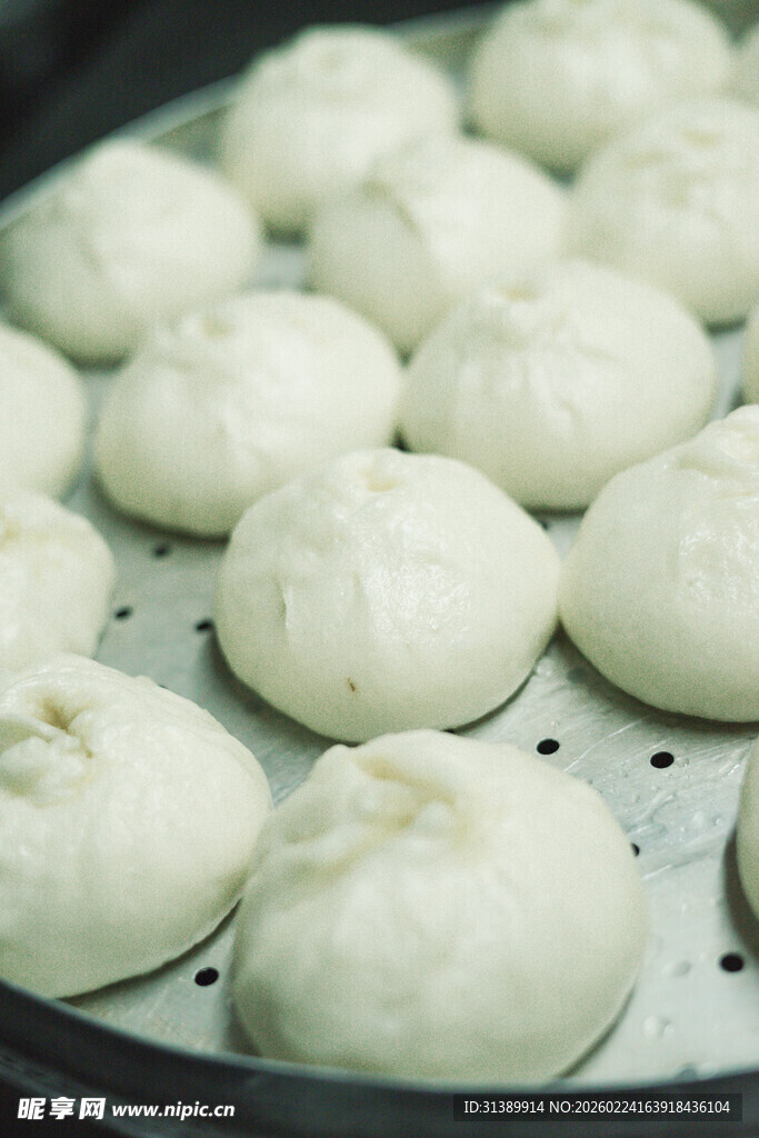 蒸笼里的美味白胖包子