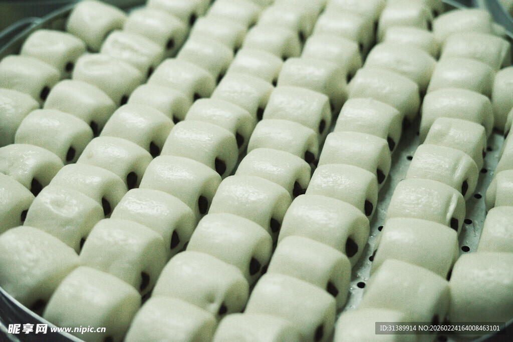 整齐摆放的白色面团