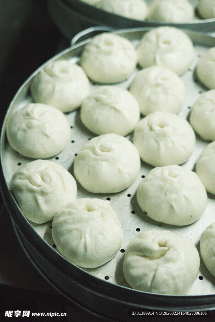 蒸笼里的美味白胖包子