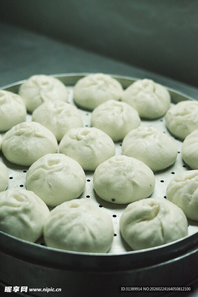 蒸笼里的美味白面包子