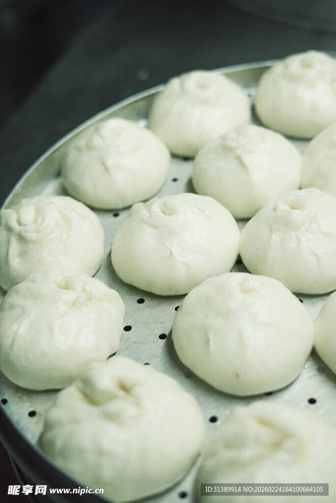 蒸笼里的美味白面包子