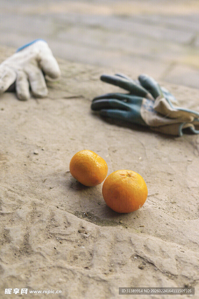 沙滩上的橙子与手套